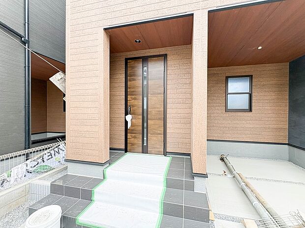 【玄関】玄関へ向かうまでのアプローチに漂う上質が期待感をもたせます。玄関は建物の顔。落着きを醸し出した自己主張が心に訴えてきます。