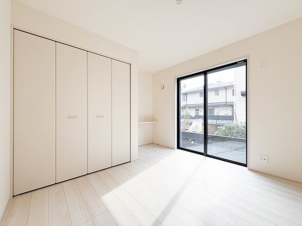 【子供部屋6.1帖】お子様のお部屋にぴったりなクロークを備えたフローリング仕様の洋室です。