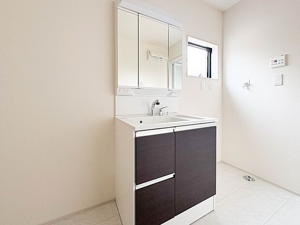 【洗面台】 十分な大きさの洗面台は、身だしなみチェックや歯磨きなど、朝の慌ただしい時間でもホテルライクなスペースで余裕とゆとりを感じて頂けます。