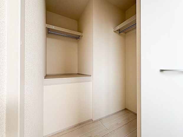 【WIC(ウォークインクローゼット)】 たくさんの洋服をかけてもシワになりにくいウォークインクローゼット。洋服以外にも、普段使わない家電やスーツケース、ストック品など何でも片付く嬉しい空間…