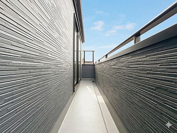 【バルコニー】バルコニーから差し込む陽光・通風は、住環境・快適性と共に有り続ける貴重な「財産」です。