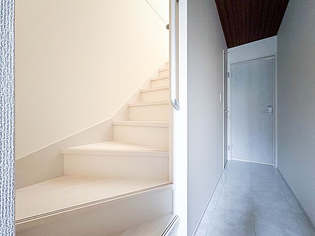 【手すり付階段】手すりがないと階段の昇り降りで危険なことはもちろん、壁に手をつきながら歩くことで壁紙が汚れやすくなります。すべての方に快適に昇り降りしていただくため、手すりを設置しました。