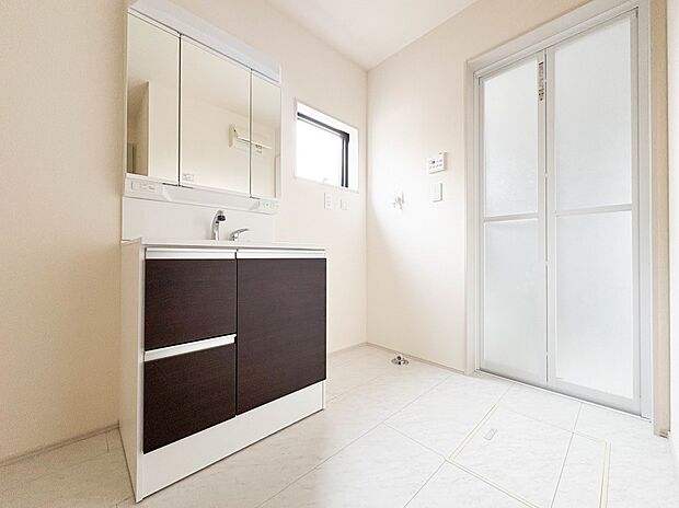 【ランドリースペース】毎日使う洗濯機。しっかりと奥行きのある置き場が確保されています。