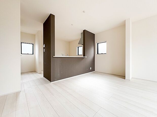 忙しい朝でも家族揃って食事をしたいゆとりあるダイニングスペース。