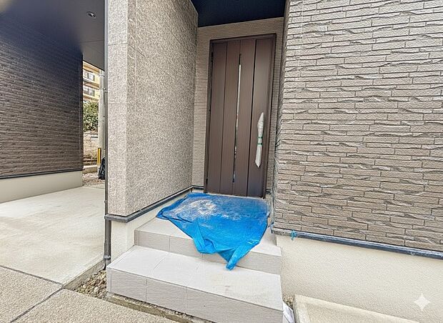 1号棟【玄関】家の顔となる玄関は、高いデザイン性が求められます。高級感と断熱性、防犯性に優れた玄関ドアを標準装備。ピッキング対策のセキュリティサムターン等、防犯に考慮しました。