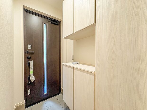 1号棟【玄関】玄関はおうちの顔と言われます。玄関アプローチは、外観デザインの印象を左右します。ご家族の個性を出しながら、素敵な玄関でお客様をお迎えしてください。