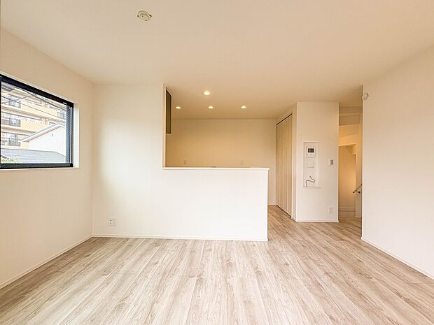 1号棟【LDK18.6帖】インテリアショップで見掛けた「あの家具」も置ける、ゆったりとした空間。時に広さが上質な寛ぎの時間になる事も。