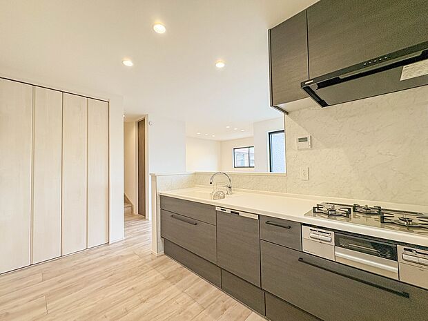 1号棟【キッチン】ナチュラルな自然光の中での調理。会話が弾む対面型キッチン。お洒落な食器類を余裕で収納できるスペース。動きやすい女性目線のキッチン動線。これからはお料理をつくる時間が劇的に変…