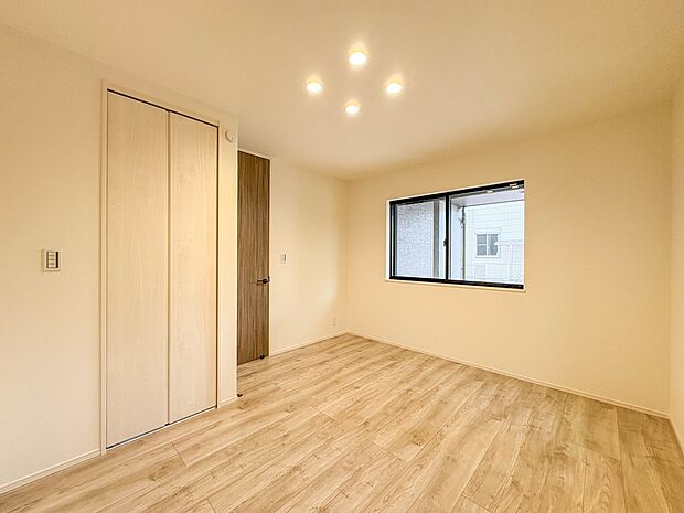 1号棟【寝室5.4帖】シンプルな内装はおしゃれのポイントです。シンプルは華美より飽きがこないからです。色や模様でおしゃれ感をだす。それがシンプルイズビューティーです。