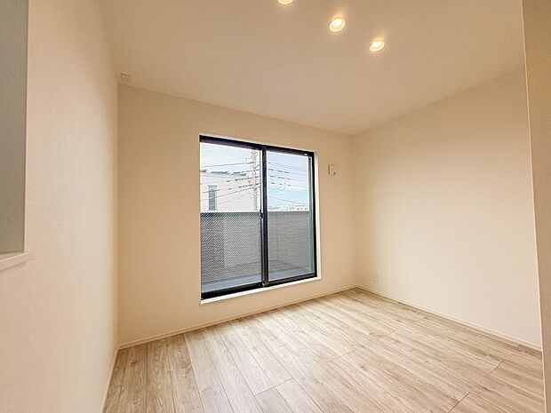 1号棟【洋室5.2帖】自然光の明るい空間でお子様と遊べます。