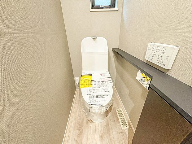 1号棟【トイレ】トイレ・ウォシュレット付。快適で衛生的な洗浄機能付温水シャワートイレです。