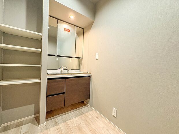 1号棟【洗面台】 十分な大きさの洗面台は、身だしなみチェックや歯磨きなど、朝の慌ただしい時間でもホテルライクなスペースで余裕とゆとりを感じて頂けます。