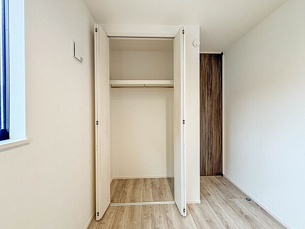 1号棟【収納】壁面クローゼットのメリットは、衣類が横一列に並ぶためひと目で洋服が選びやすいこと。衣類をたくさんお持ちの方も、限られたスペース内に無理なく収納することができます。