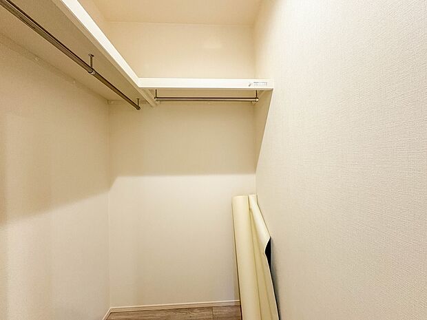 【WIC（ウォークインクローゼット）】  たくさんの洋服をかけてもシワになりにくいウォークインクローゼット。洋服以外にも、普段使わない家電やスーツケース、ストック品など何でも片付く嬉しい空間…