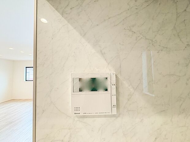 1号棟【床暖房】  空気が汚れず、ほこりもでない床暖房は、アレルギーをお持ちのお子さまがいらっしゃるご家庭でも安心してお使いいただける暖房システムです。