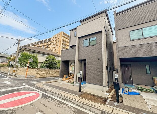 1号棟【外観】家族の温かさと陽光の暖かさ、楽しい毎日と明るい未来を予感させる「空間が織り成すひとつ先の住み心地」を演出します。