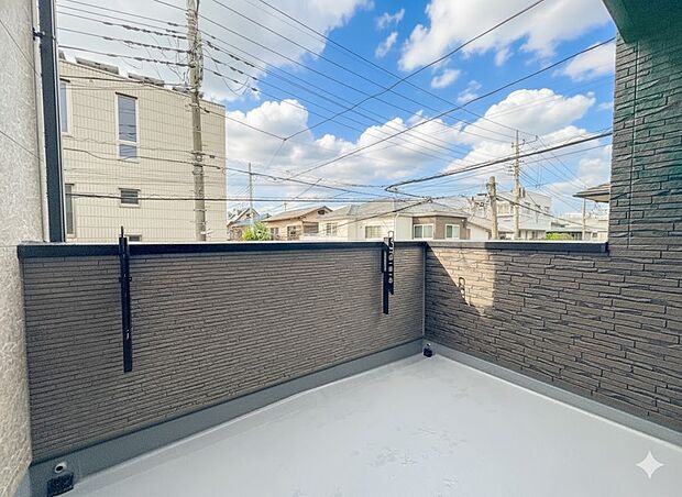 1号棟【バルコニー】  バルコニーから差し込む陽光・通風は、住環境・快適性と共に有り続ける貴重な「財産」です。