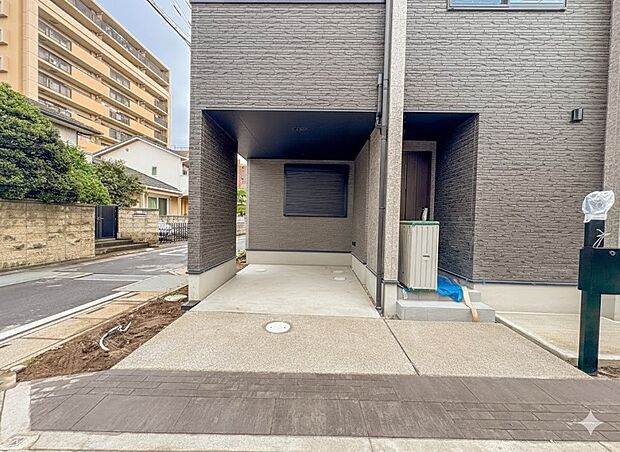 1号棟【駐車場】毎日の生活にマイカーが必須という方は、購入を検討する際、駐車場があることは大事な条件です。毎日の通勤や家族の送迎、買い物やお出かけなどクルマのある暮らしを満喫したい方は要チェ…