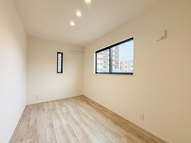 1号棟【洋室5帖】充実した生活は伸びやかな居室空間から始まります。快適に・伸びやかに。心の潤いを求める方々へ。