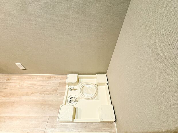 1号棟【ランドリースペース】毎日使う洗濯機。しっかりと奥行きのある置き場が確保されています。