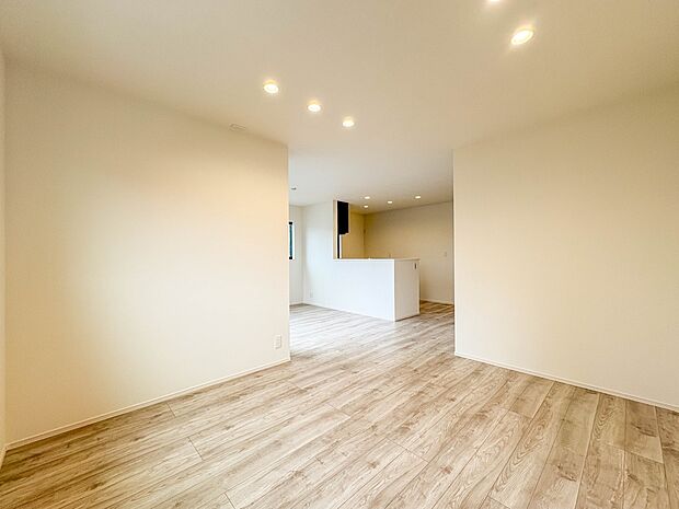 1号棟【LDK18.6帖】シンプルなデザインの家は風情がある。住む人のこだわりを感じる。外観も内装もいたってシンプル。居心地がよく、家事や趣味、子育てなどにも集中できる。家も人間も熟成するほ…