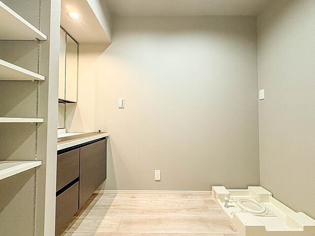 1号棟【脱衣所】洗面所は小さなプライベートスペース。歯磨き、洗顔と毎日施す個人空間。