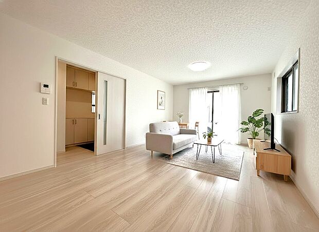 【D号棟 LDK18帖】パントリー収納やユーティリティスペースのある1階リビングフロア＊AIによる家具や植栽を加工配置しています、価格には含まれません。