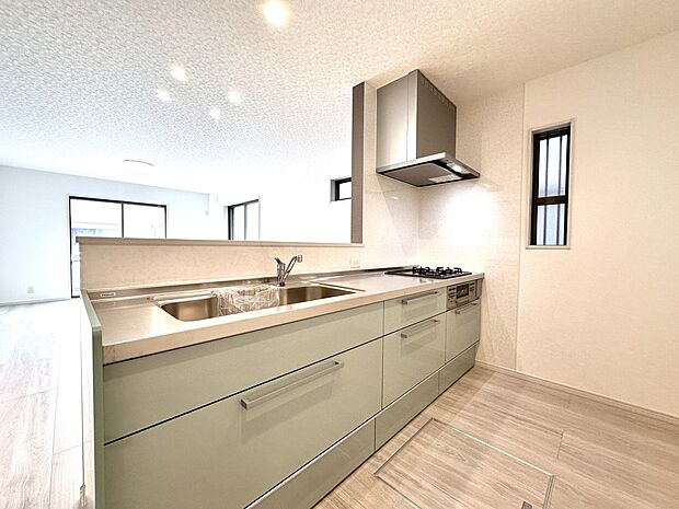 【D号棟 LDK18帖】オープンカウンター・リビングを見渡すキッチンスペース