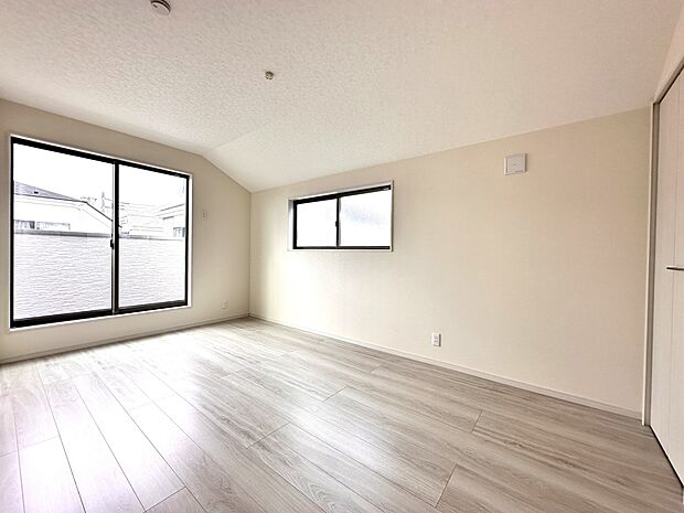 【D号棟 洋室 7.5帖】2階2部屋に隣接する南西バルコニーのある主寝室