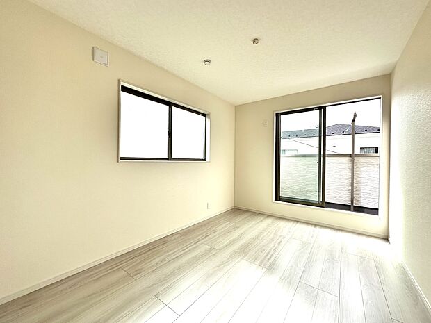 【D号棟 洋室 6帖】2階2部屋がバルコニーに面した大型窓