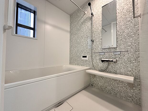 【D号棟 浴室】浴室乾燥暖房機能を完備・窓の面格子も防犯対策に安心の設備を完備・1坪サイズ、窓のあるゆったりバスルーム