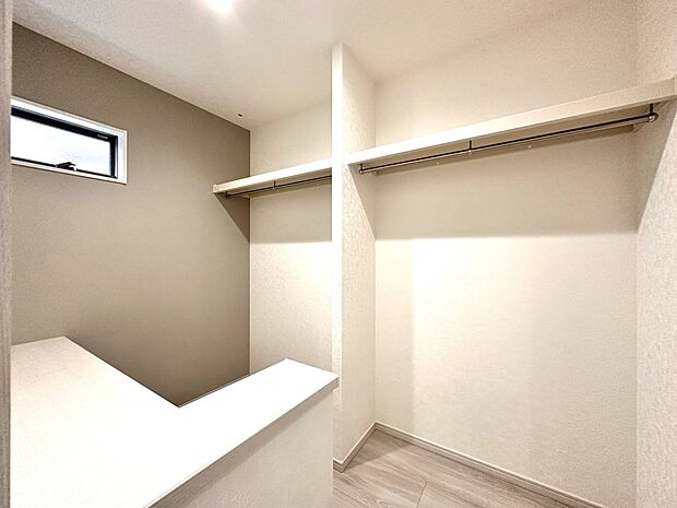 【D号棟 ユーティリティースペース】カウンターのあるクローク収納・キッチンそばの家事スペースとしても。