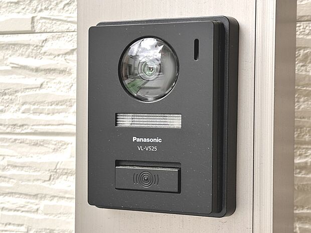 【インターフォン】自動録画機能を備え、留守時の来訪者を録画・防犯対策必須のカラーモニター