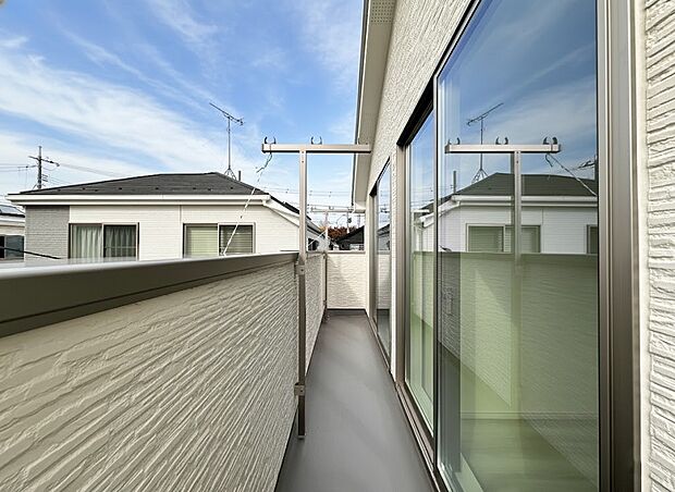 【D号棟 バルコニー】洋室7.5帖に隣接する南西向きバルコニー