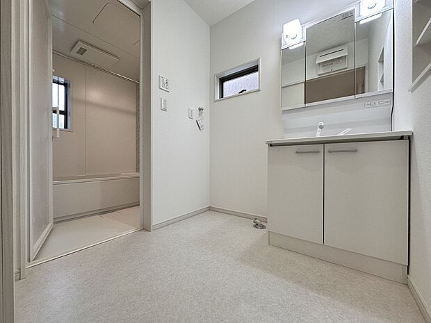 【D号棟 洗面室】3面鏡シャンプードレッサー・窓のある明るい洗面室