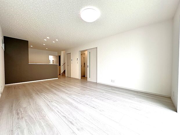 【D号棟 LDK18帖】アクセントクロスの配色・シックなカラーの室内空間