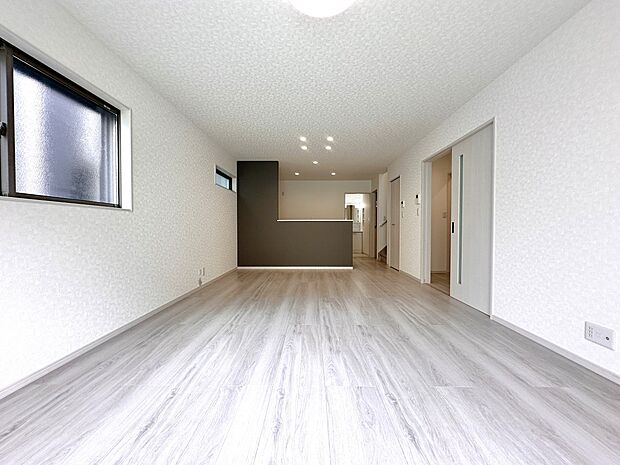 【D号棟 LDK18帖】アクセントクロスの配色・シックなカラーの室内空間