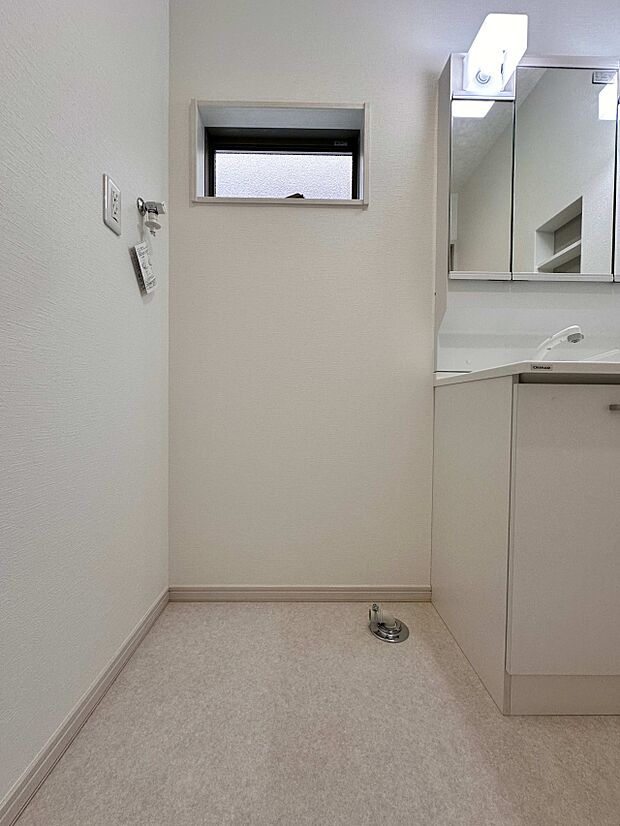 【D号棟 洗濯機スペース】窓のある洗面脱衣スペース