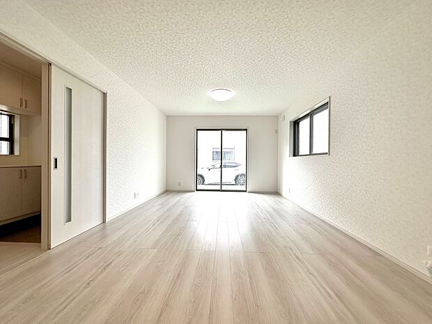 【D号棟 LDK18帖】キッチン周辺にパントリー収納やカウンターとクローゼットのあるユーティリティスペースを設計