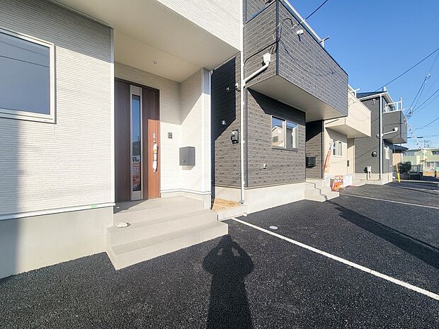 【玄関】玄関へのアプローチ。居住者の帰り、訪れる方を優しく迎える・安らぎに満ちた生活空間を予感させる。健やかな暮らしを楽しめそう。