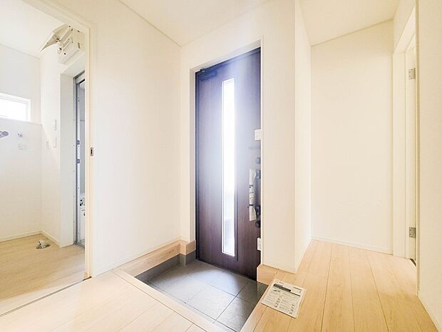 A号棟【玄関】スタイリッシュかつ品のある玄関。