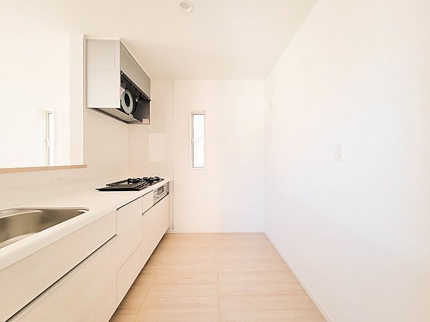 1号棟【キッチン】ナチュラルな自然光の中での調理。お洒落な食器類を余裕で収納できるスペース。動きやすい女性目線のキッチン動線。これからはお料理をつくる時間が劇的に変わります。