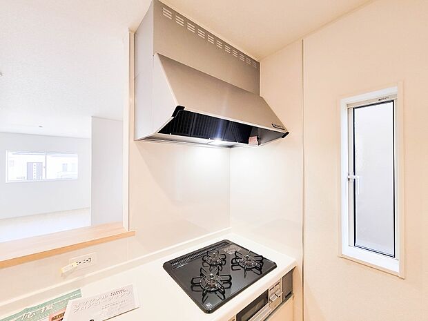 【スリムレンジフード】 スリムなレンジフードは凹凸がほとんどないため油がつきにくくお手入れしやすい形状。