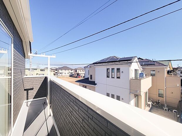 1号棟【バルコニー】 バルコニーから差し込む陽光・通風は、住環境・快適性と共に有り続ける貴重な「財産」です。