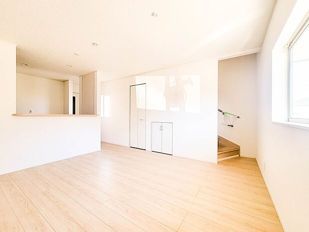 1号棟【ダイニングキッチン】会話でホッとコミュニケーションできるリビング。料理でホッとハピネスになるキッチンなど。人をホッとさせる最新設備・仕様を採用しています。