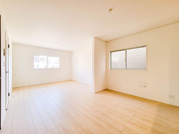 1号棟【ダイニング】ダイニングテーブルを置いても十分な広さが確保されています。