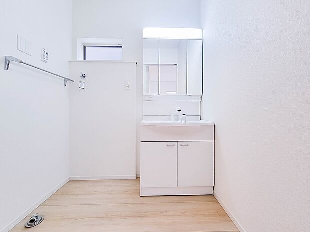 1号棟【脱衣所】洗面所は小さなプライベートスペース。歯磨き、洗顔と毎日施す個人空間。