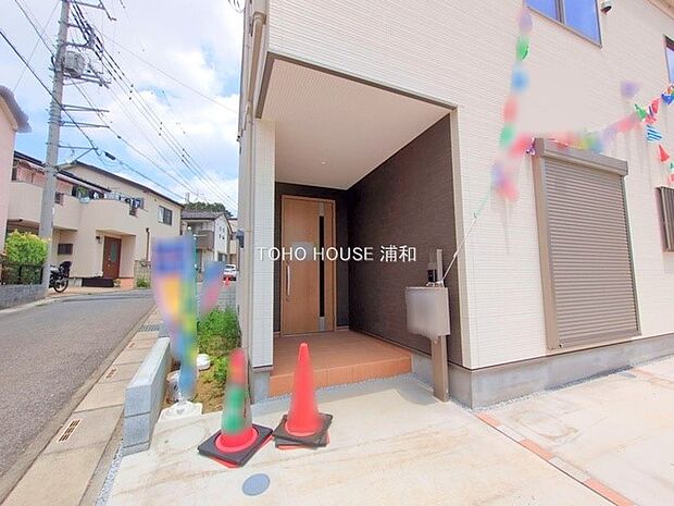 【C号棟 玄関】奥行きのある屋根、雨の日の出入りも安心