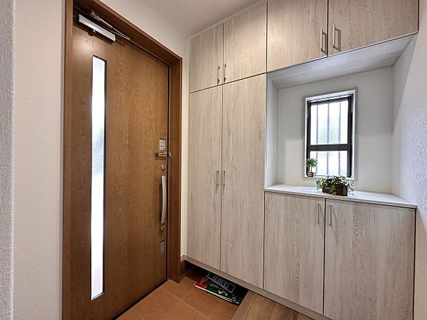 【C号棟 玄関】大型のシューズボックスが家族の履物をスッキリ収納