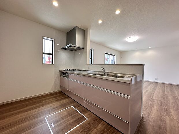 【C号棟 LDK16.7帖】リビングを見渡すオープンスペース・スッキリデザインのシステムキッチン